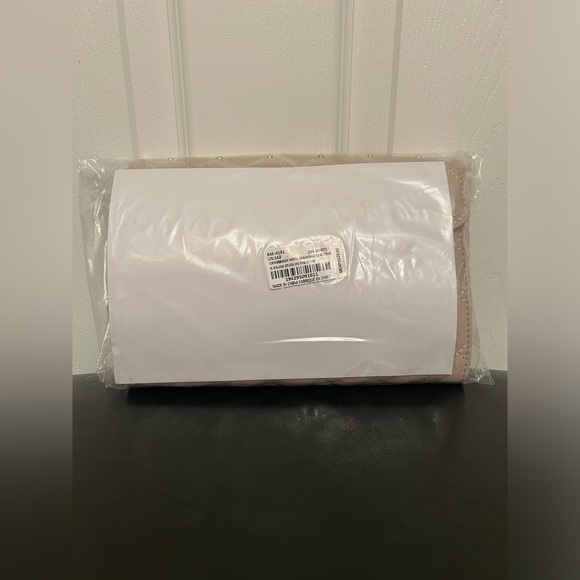 ⭐️ NWT Badgley Mischka Diamond Quilted Crossbody with Round Studs ⭐️ - Picture 3 of 8